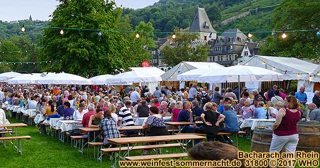 Viele Besucher feiern bei der Weinfest Sommernacht in Bacharach